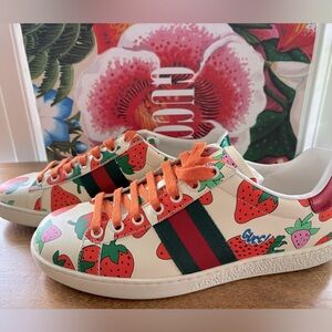 Gucci - size 38 - Brand New - Never Worn Strawberry Sneakers